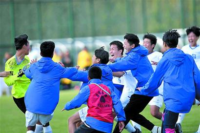 纳格尔斯曼与女友参加马拉松节目，呼吁为慈善活动捐款